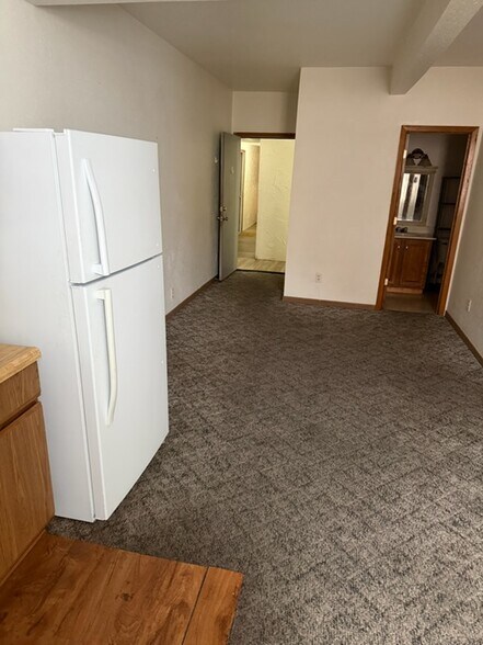 More Photos Of 318 W North Water St, New London Bar For Sale