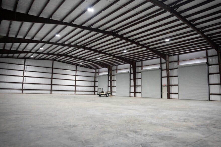 More Photos Of 8850 Industrial Pky, Beaumont Warehouse For Lease