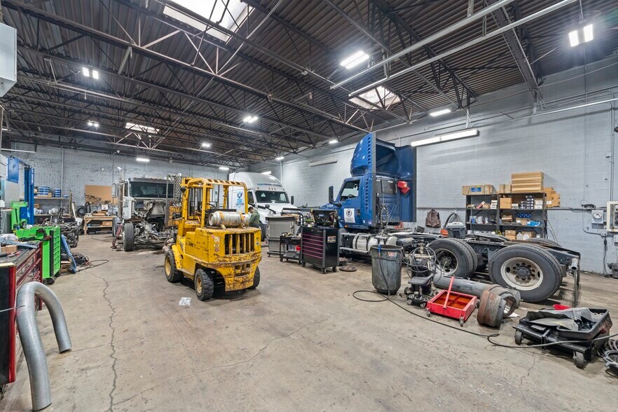 More Photos Of 5944 W 65th St, Chicago Service For Sale