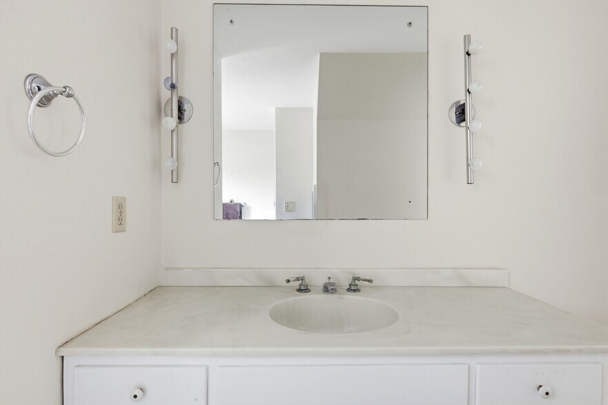 More Photos Of 33 Deep River Rd, Centerbrook Flex For Sale