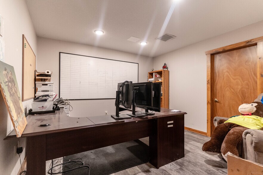 More Photos Of 800 Creekside Dr, Gardner Showroom For Sale