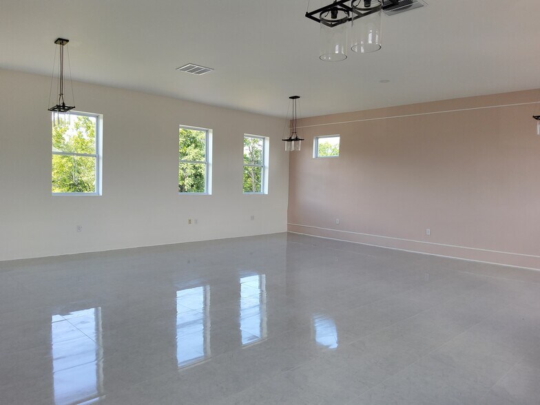 More Photos Of 17 Midland Ave, Middletown Warehouse For Lease