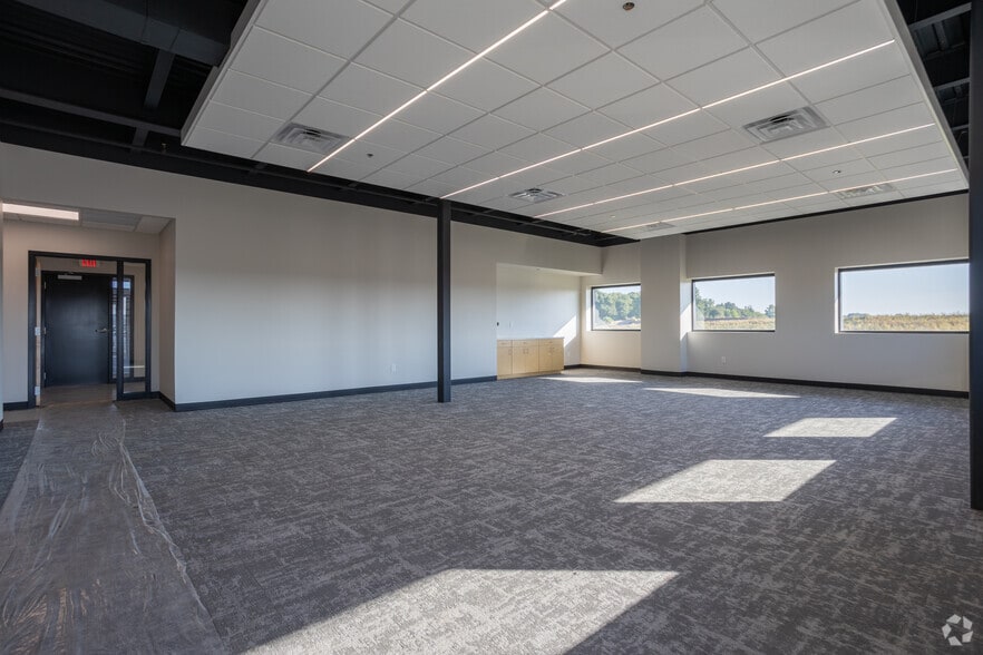 More Photos Of 203 Stonemont Dr, Bristol Warehouse For Sale