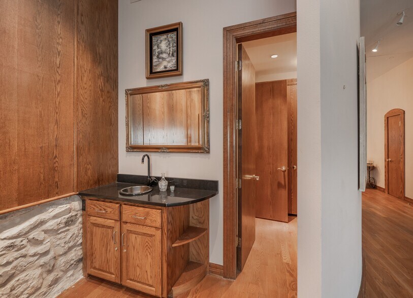 More Photos Of 805 N Congress Ave, Austin Storefront Retail Residential For Sale