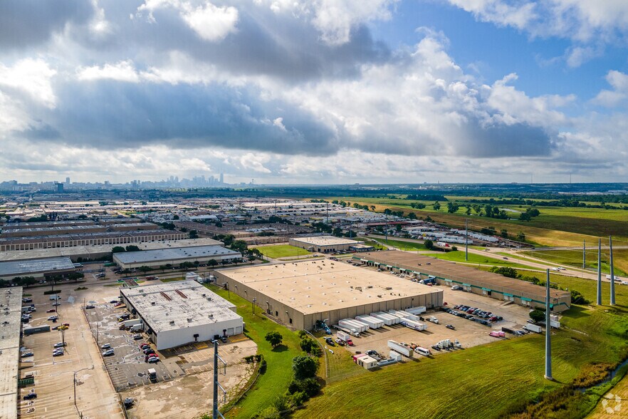 More Photos Of 119 Regal Row, Dallas Warehouse For Lease