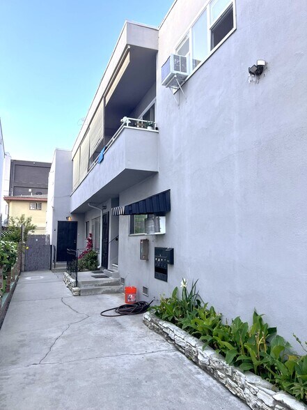 More Photos Of 8616 Gregory Way, Los Angeles Apartments For Sale