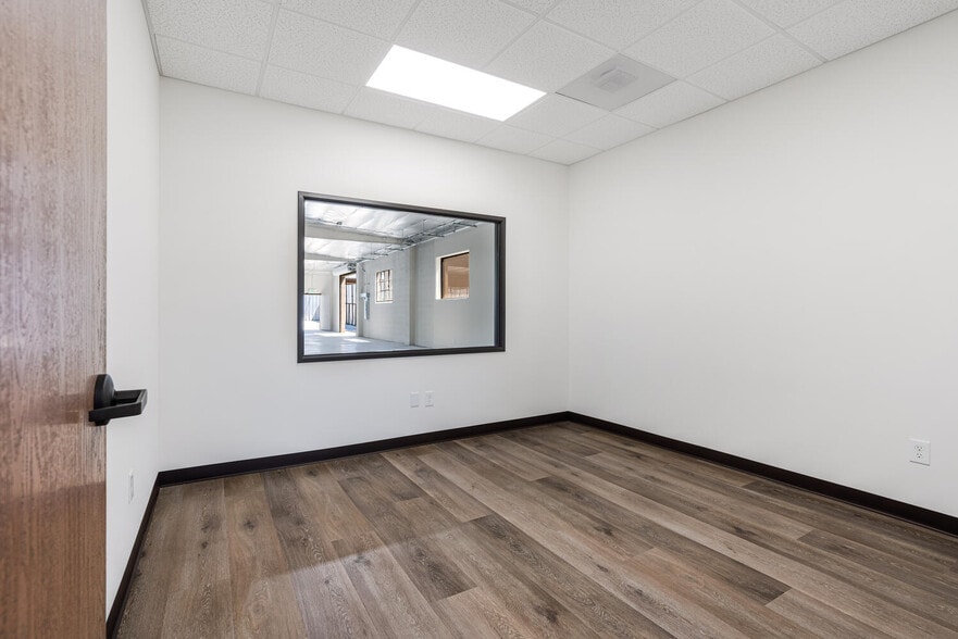 More Photos Of 13755-13761 Saticoy St, Panorama City Warehouse For Lease