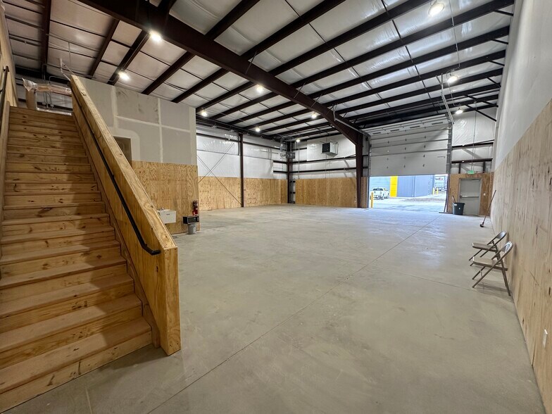 More Photos Of 4600 Regions Park Dr, Fort Smith Flex For Lease