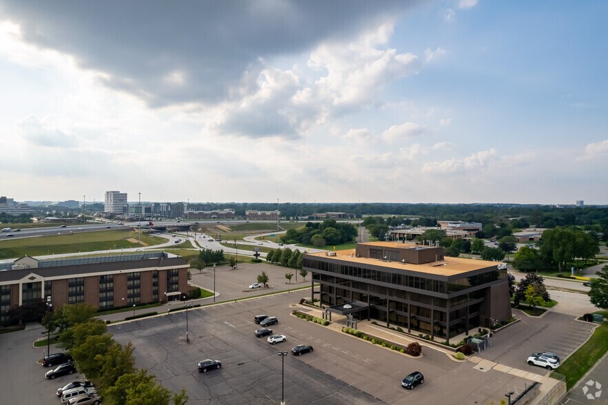 More Photos Of 363 W Big Beaver Rd, Troy Office For Lease