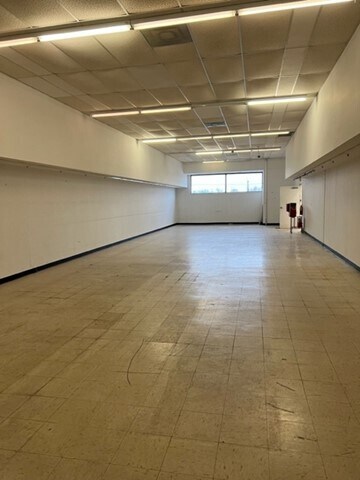 More Photos Of 390 W Chrysler Dr, Belvidere Storefront For Sale