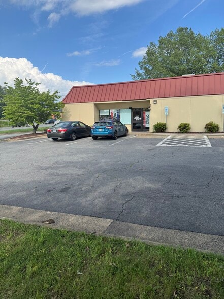 More Photos Of 105 New House Dr, Charlottesville Restaurant For Lease