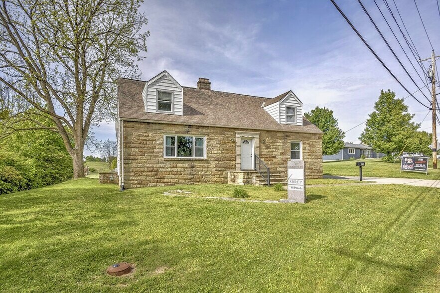 Primary Photo Of 719 Coshocton Ave, Mount Vernon Office For Sale