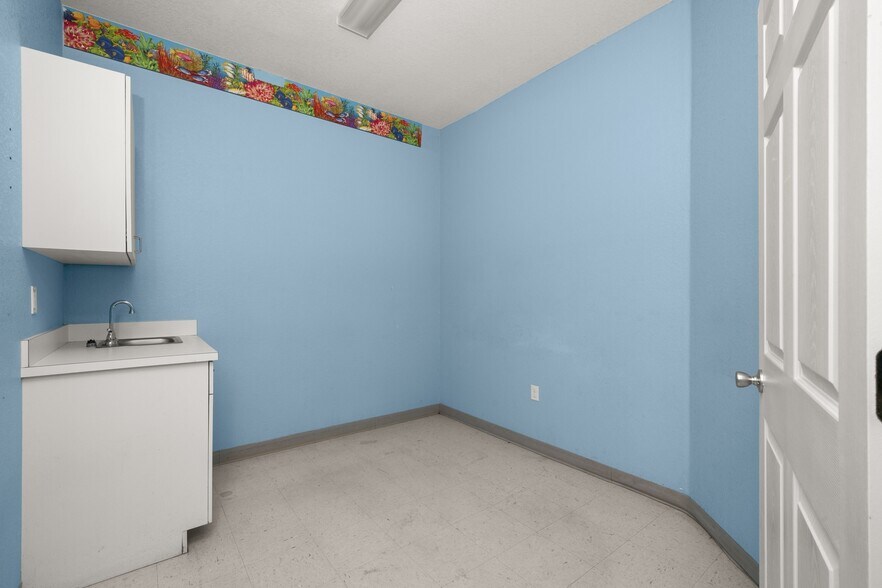 More Photos Of 401 W Interlake Blvd, Lake Placid Office For Sale
