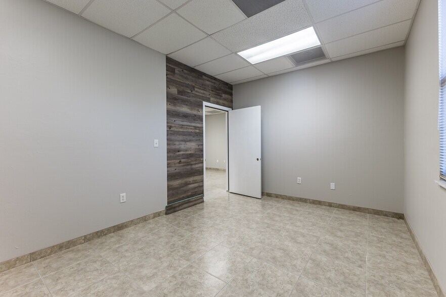 More Photos Of 8359 Stringfellow Rd, Saint James City Medical For Lease