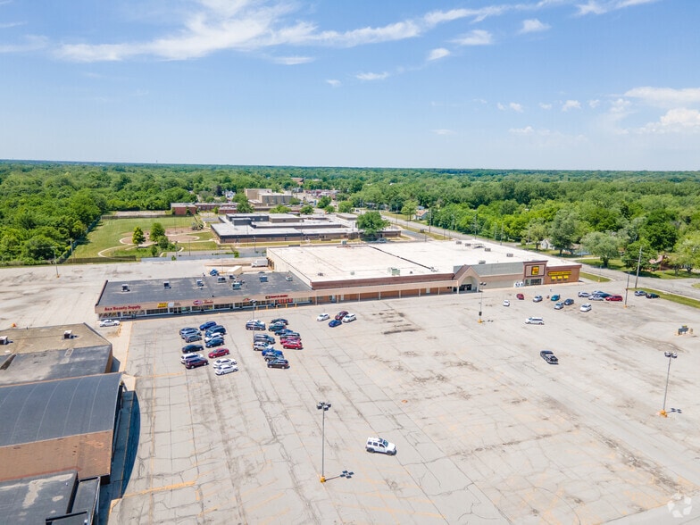 More Photos Of 6100-6136 Broadway, Merrillville Supermarket For Sale