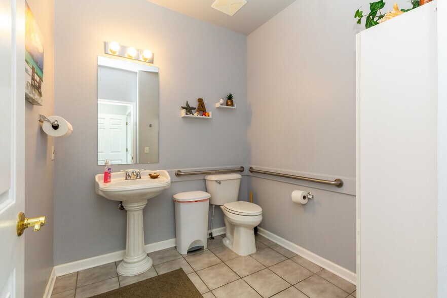 More Photos Of 208 W Highland Rd, Highland Medical For Sale