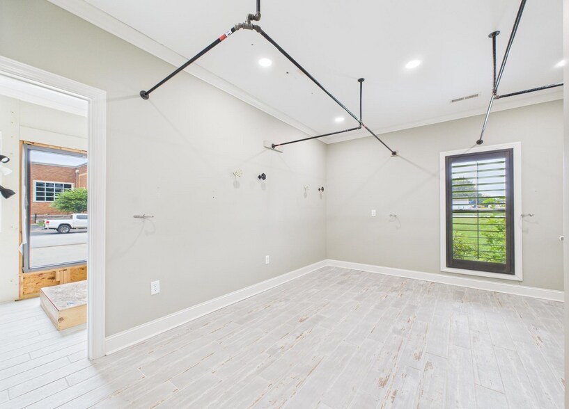 More Photos Of 102 Kimberly Ave, Muscle Shoals Office For Sale