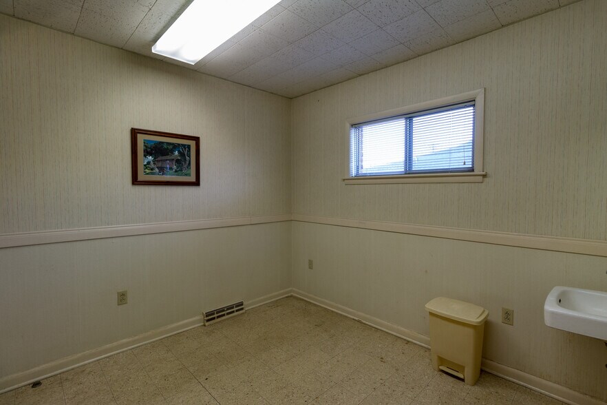 More Photos Of 810 W King St, Kings Mountain Office For Sale