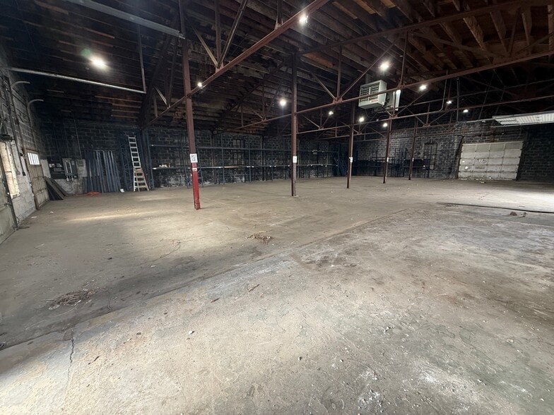 More Photos Of 10 Spencer Ct, East Hartford Warehouse For Lease