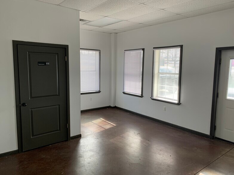 More Photos Of 6305-A-6305-B E 11th St, Tulsa Auto Dealership For Lease