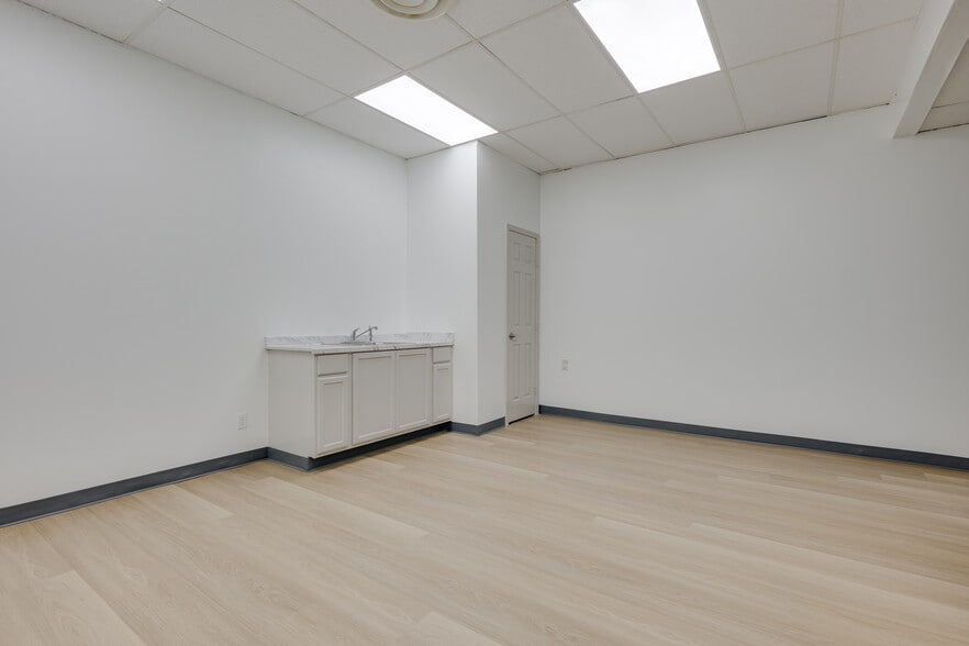 More Photos Of 1241-1243 Majesty Dr, Dallas Warehouse For Lease