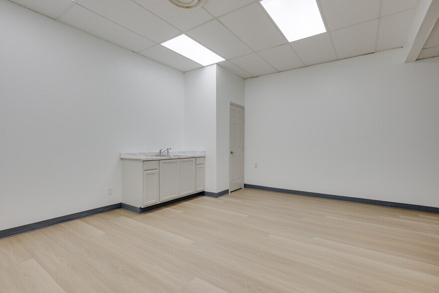 More Photos Of 1241-1243 Majesty Dr, Dallas Warehouse For Lease