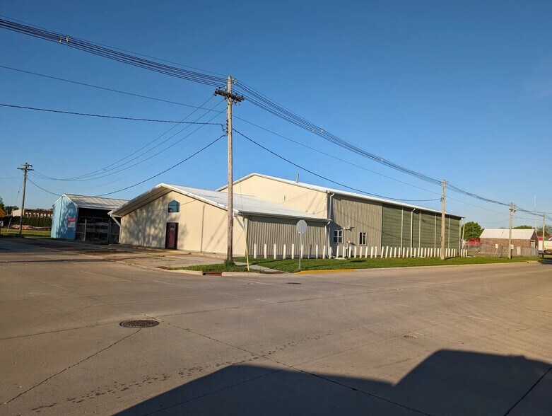 More Photos Of 120 N Broadway, Wells Flex For Sale