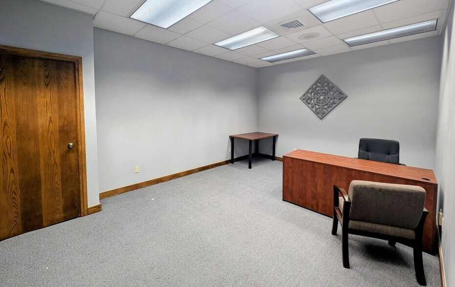 More Photos Of 215 W Broadway St, Mount Pleasant Office For Lease