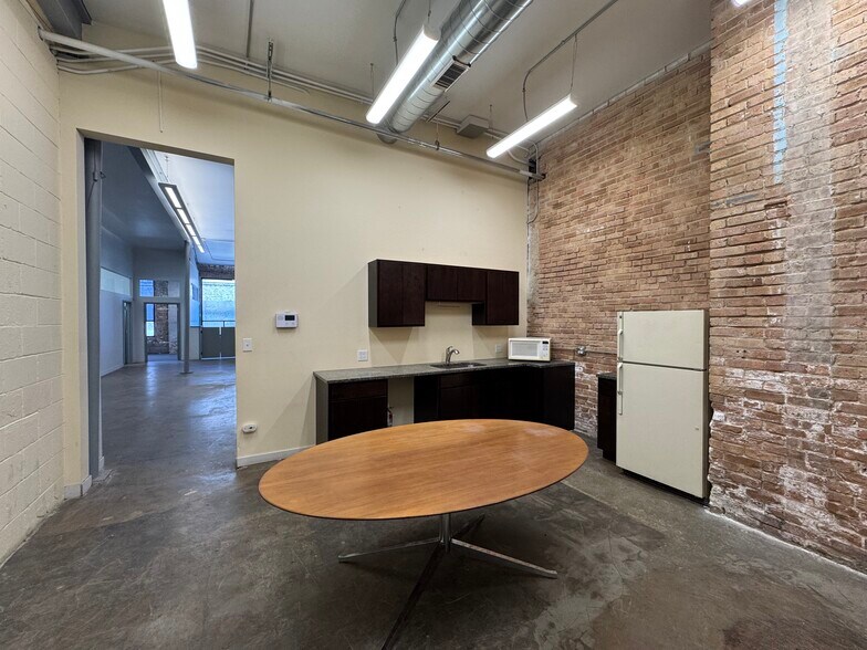 More Photos Of 452 N Claremont Ave, Chicago Manufacturing For Lease