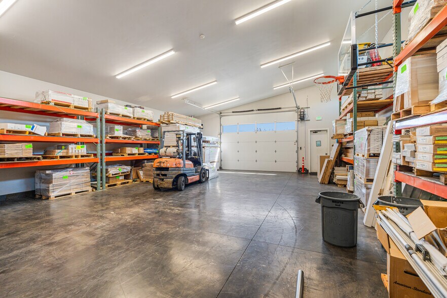 More Photos Of 565 SW Tamarack Ct, Redmond Industrial For Sale