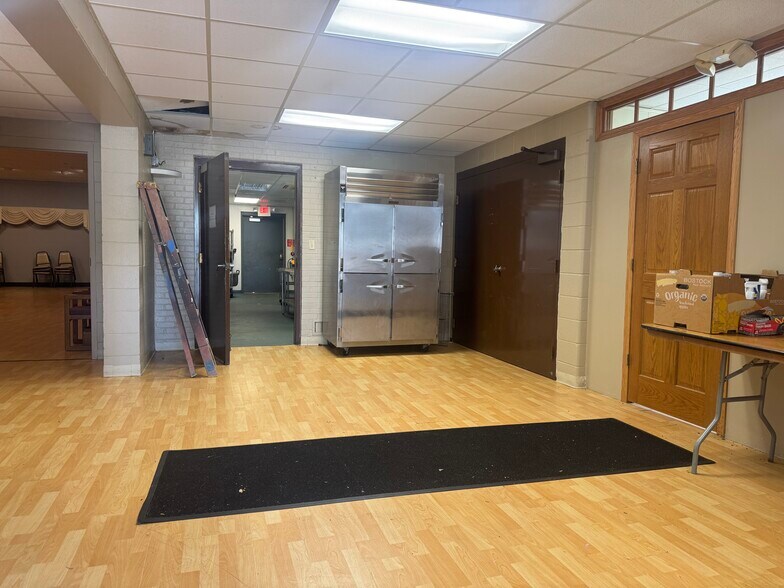More Photos Of 838 S Fisk St, Green Bay Funeral Home For Sale