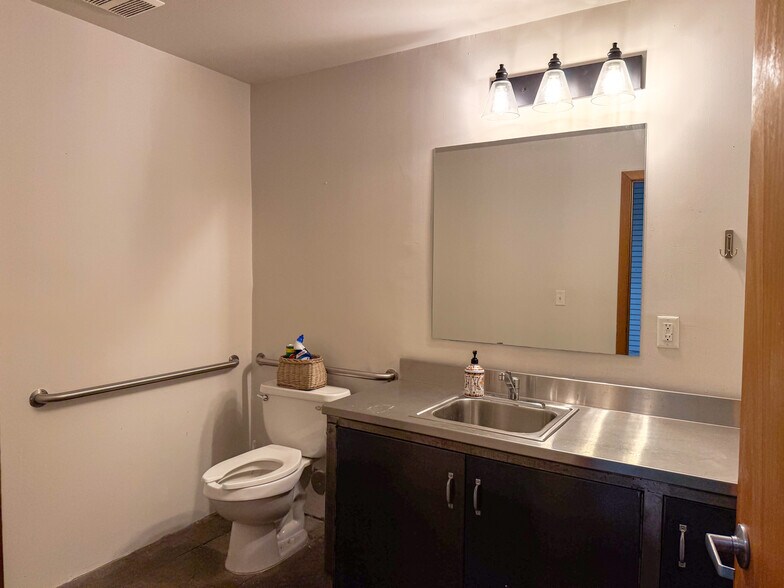 More Photos Of 337-341 Bush St SE, Salem Storefront For Lease