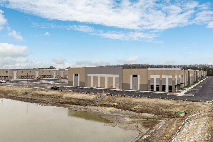 More Photos Of 30 Aberdeen Rd, Hampton Distribution For Lease