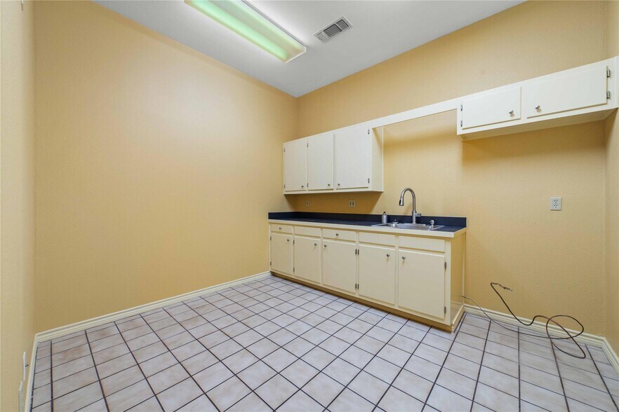 More Photos Of 3101 Austin Ave, Brownwood Bank For Sale