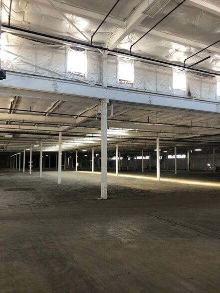 More Photos Of 1642 S Burlington Ave, Kewanee Warehouse For Sale