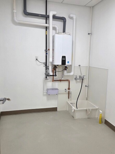 More Photos Of 111 Phoenix Crossing, Bloomfield Showroom For Lease