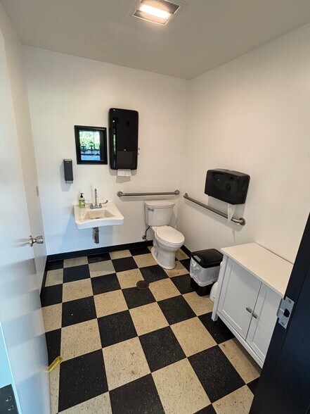 More Photos Of 29 Stillwater Ave, Orono Showroom For Lease