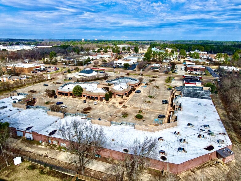 More Photos Of 1625 E County Line Rd, Jackson Freestanding For Lease