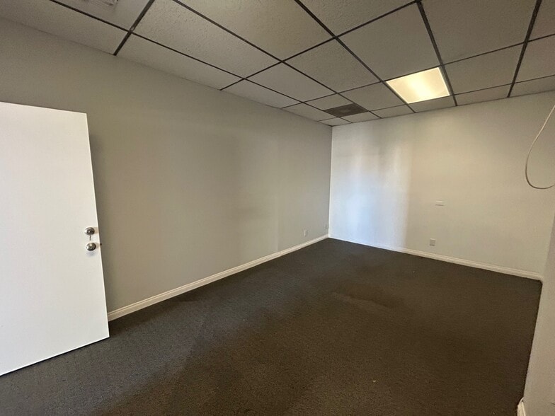 More Photos Of 24777-24890 Apple St, Newhall Flex For Lease