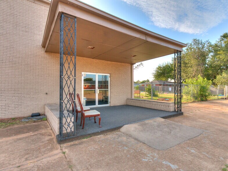 More Photos Of 809 SW 4th St, Moore Religious Facility For Sale