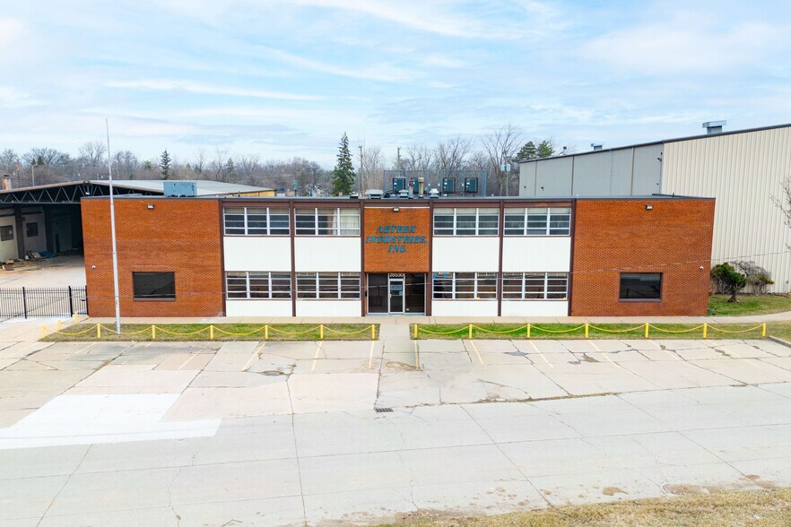 More Photos Of 28530 Reynolds St, Inkster Manufacturing For Lease