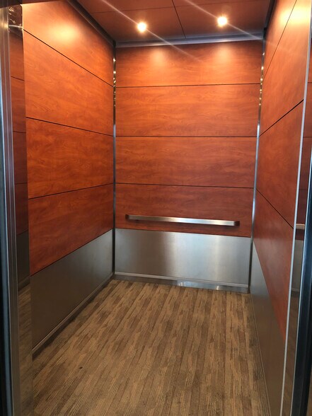 More Photos Of 100 Commerce Dr, Newark Office For Lease