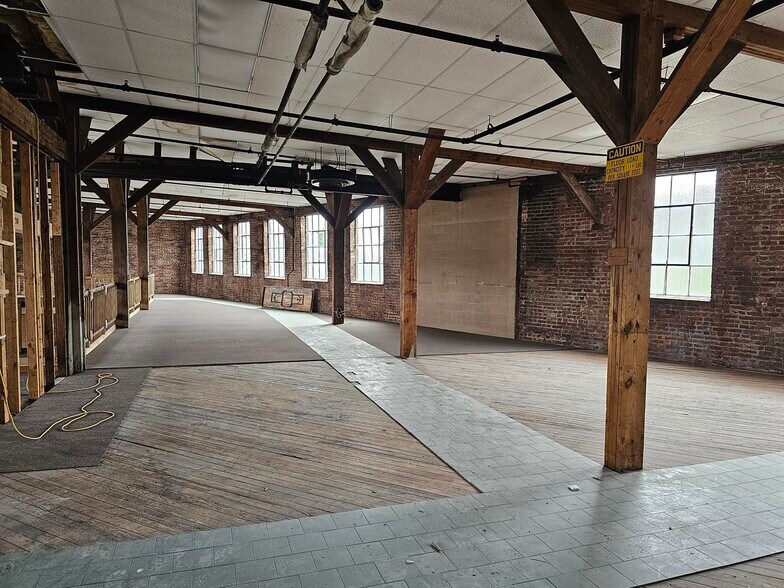 More Photos Of 1087 Sycamore St, Bristol Office For Sale
