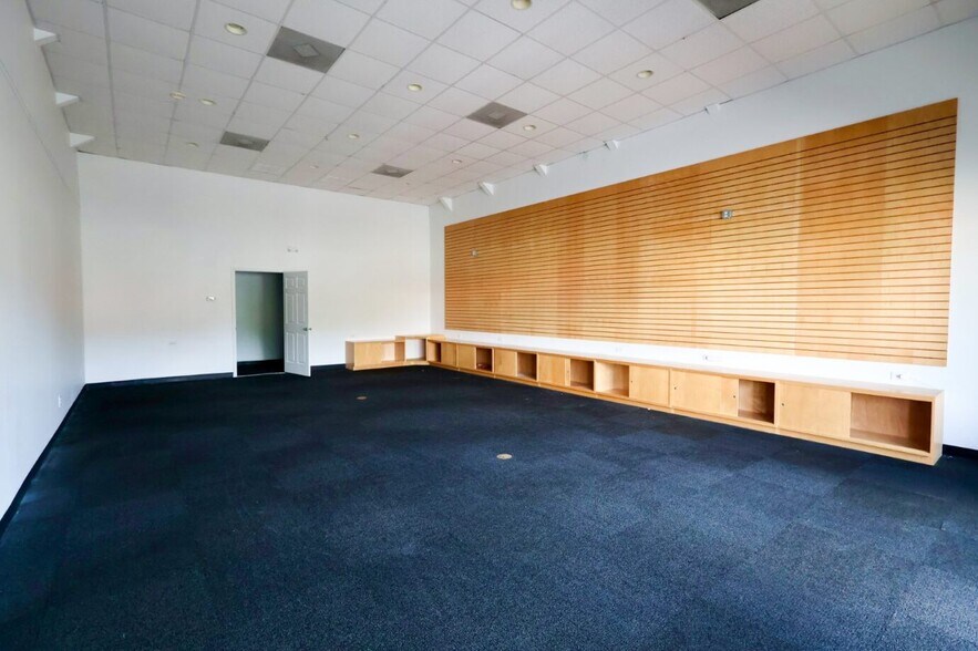 More Photos Of 217 Eisenhower Dr, Savannah Freestanding For Lease