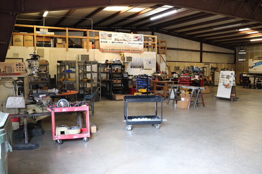 More Photos Of 45 SE Bridgeford Blvd, Bend Warehouse For Lease