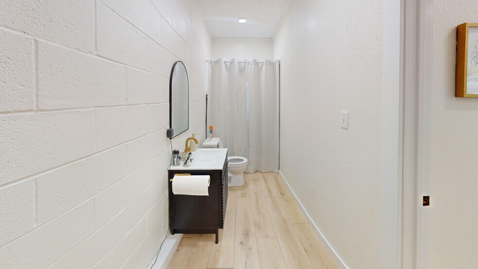 More Photos Of 1404 S Bridge St, Brady Loft Creative Space For Sale