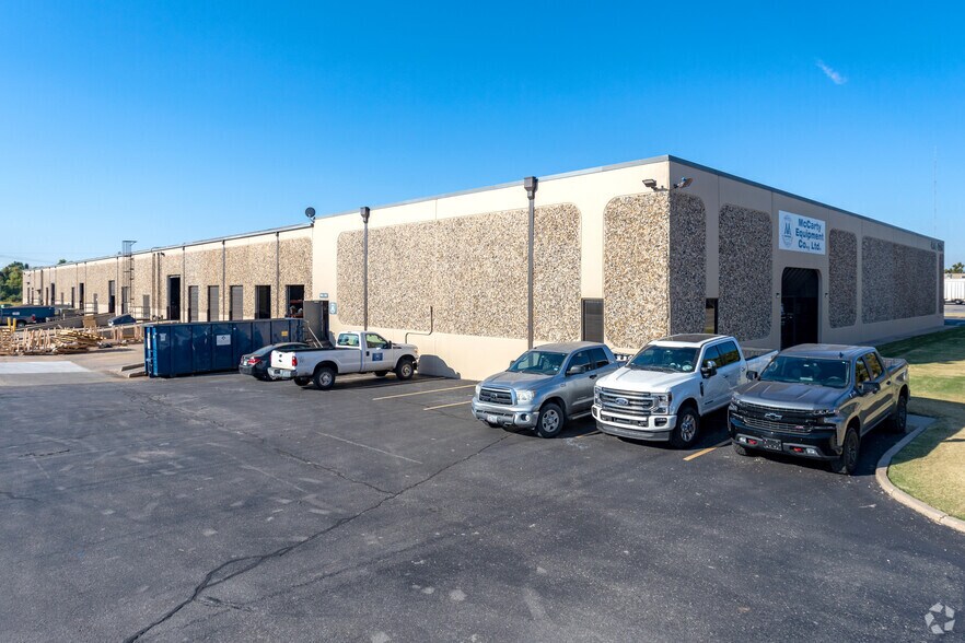 More Photos Of 4130-4150 Will Rogers Pky, Oklahoma City Warehouse For Lease