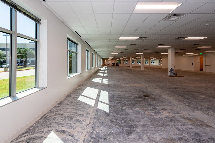 More Photos Of 8616 Freeport Pky, Irving Unknown For Lease