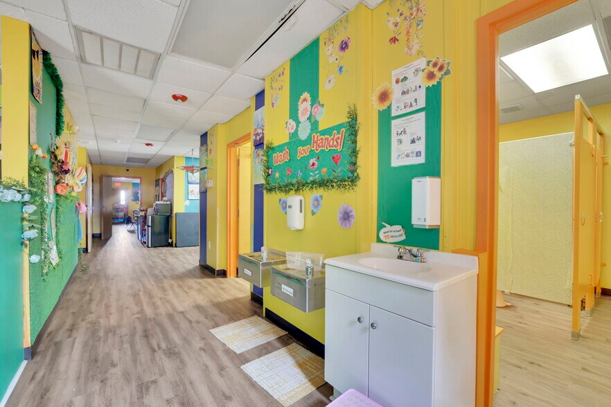 More Photos Of 1370 Lockhart Dr NW, Kennesaw Office For Lease