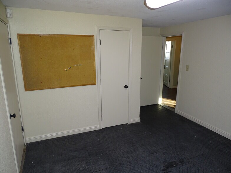 More Photos Of 2110 W Bonanza Rd, Las Vegas Service For Lease